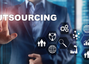 Terceirização de serviços: Vantagens e desafios principais.